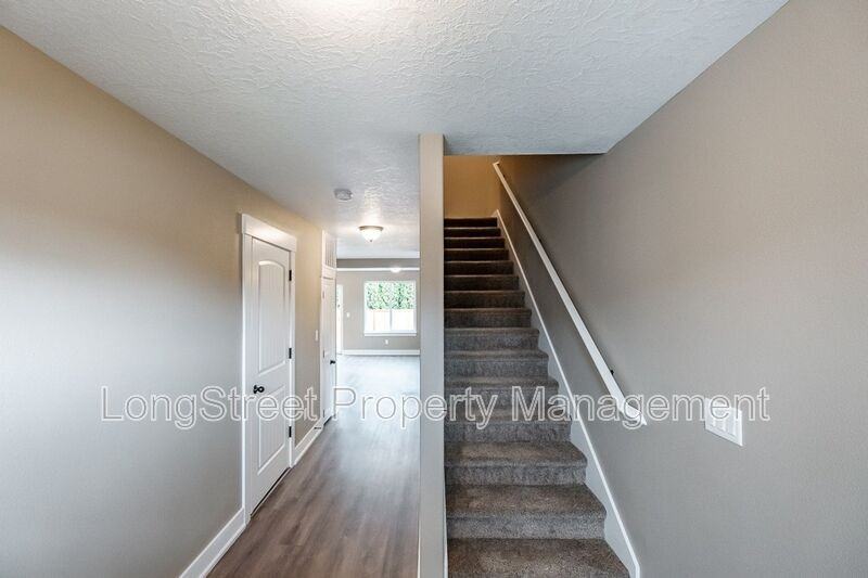 272 Gwinn St E - Photo 5 of 50