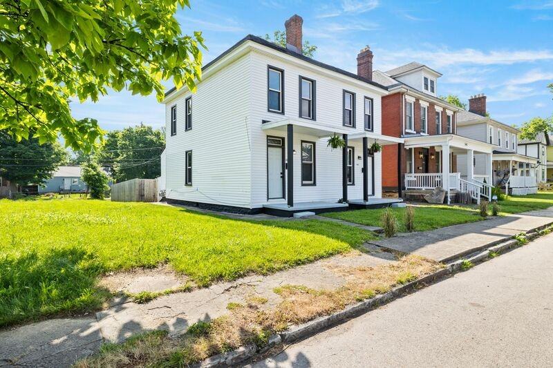 538 Kelton Ave - Photo 3 of 21