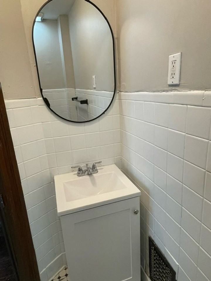 323 Saxton St - Photo 2 of 8