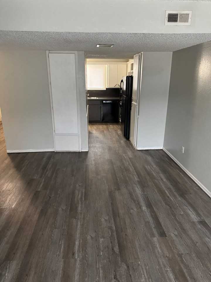 220 Justin Dr - Photo 7 of 14