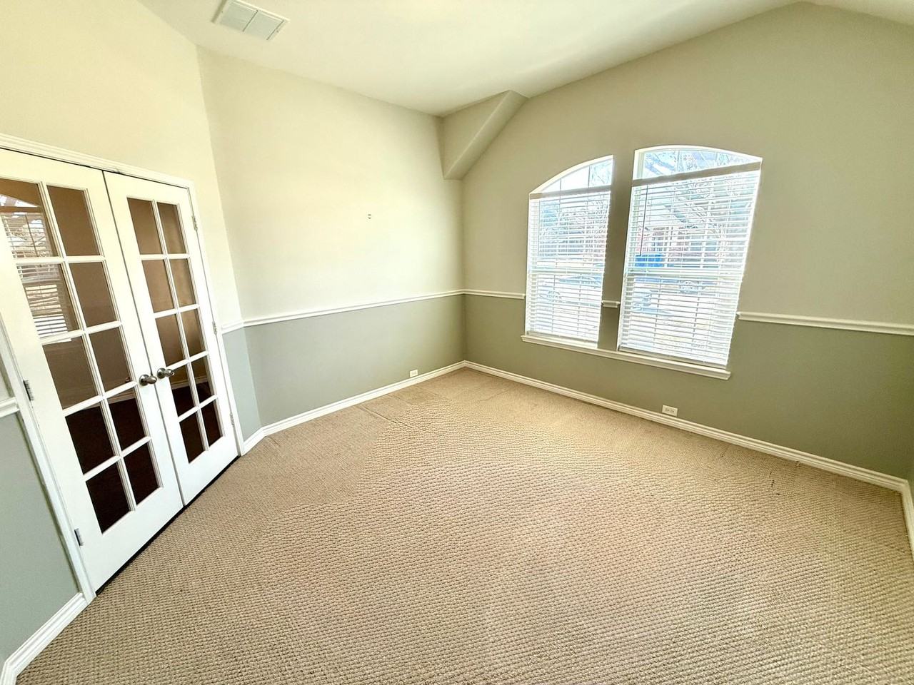 1322 Chimney Rock Dr - Photo 2 of 18
