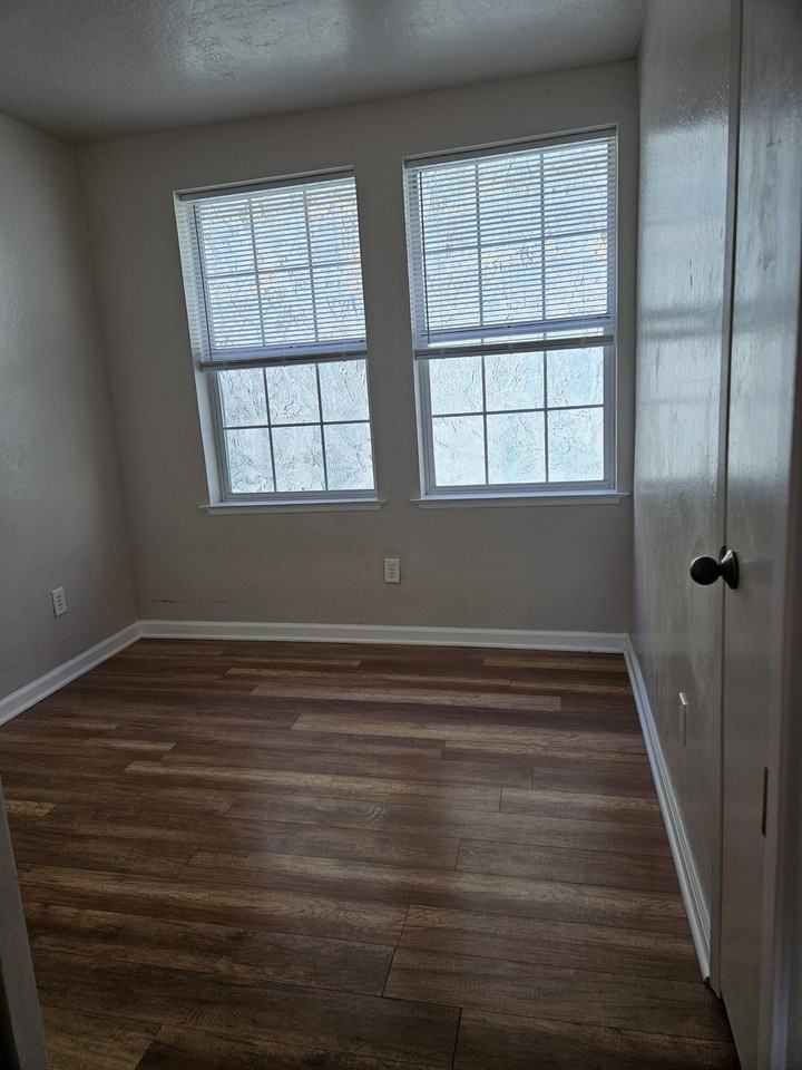 100 South Shepherd Street - Photo 3 of 8