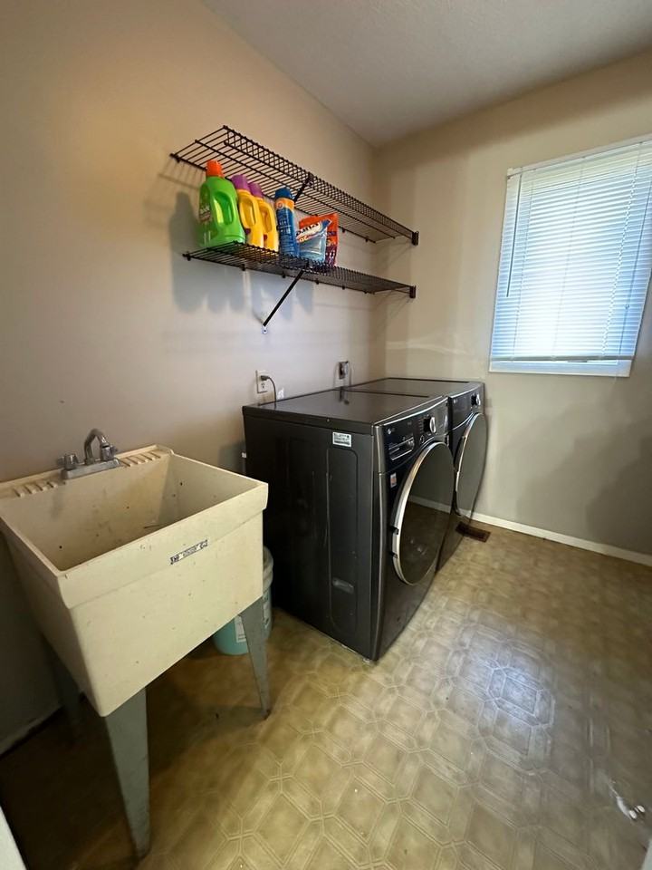 8210 N Seneca Dr - Photo 3 of 18