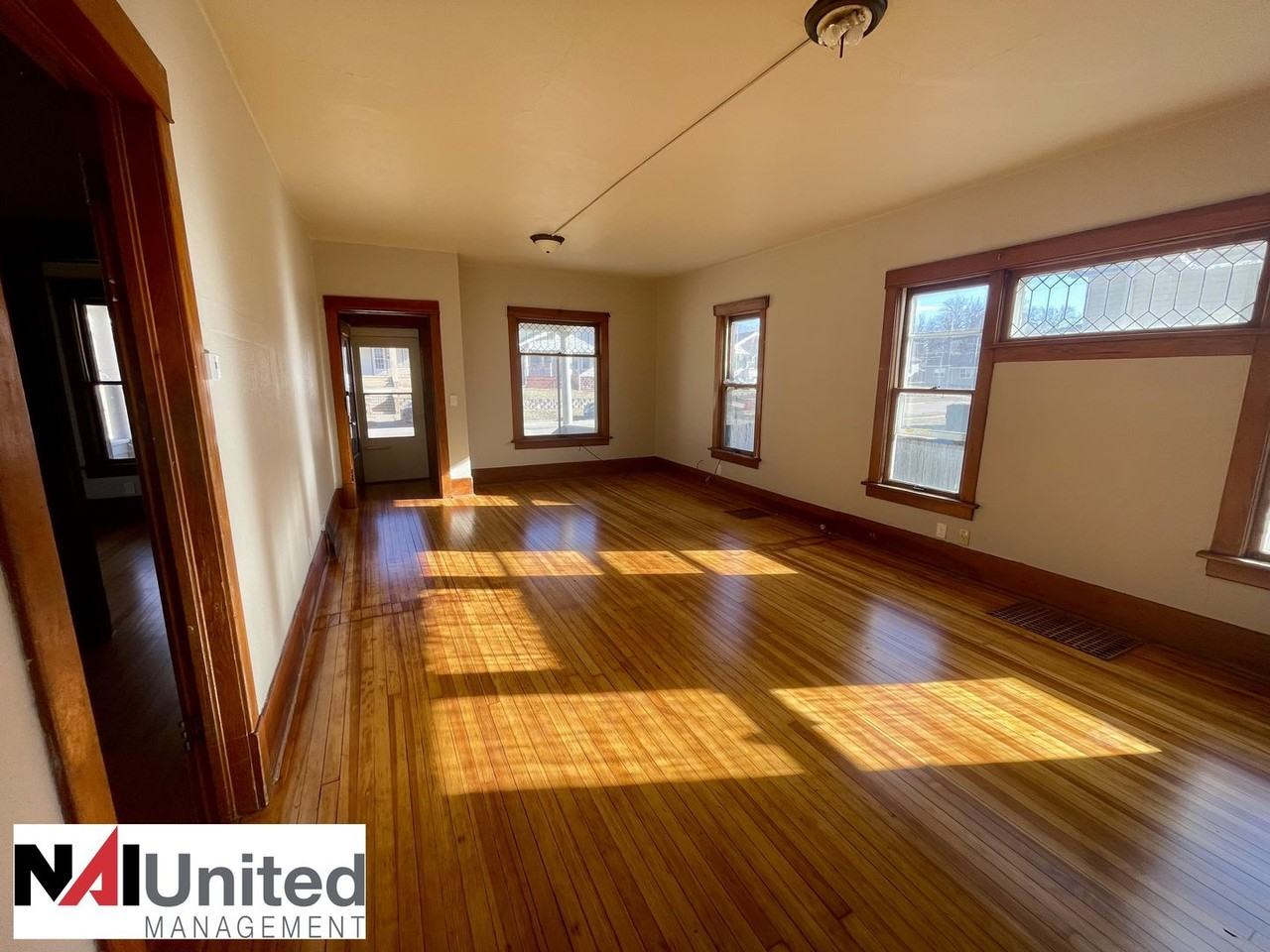 1017 S Cecelia St - Photo 2 of 9