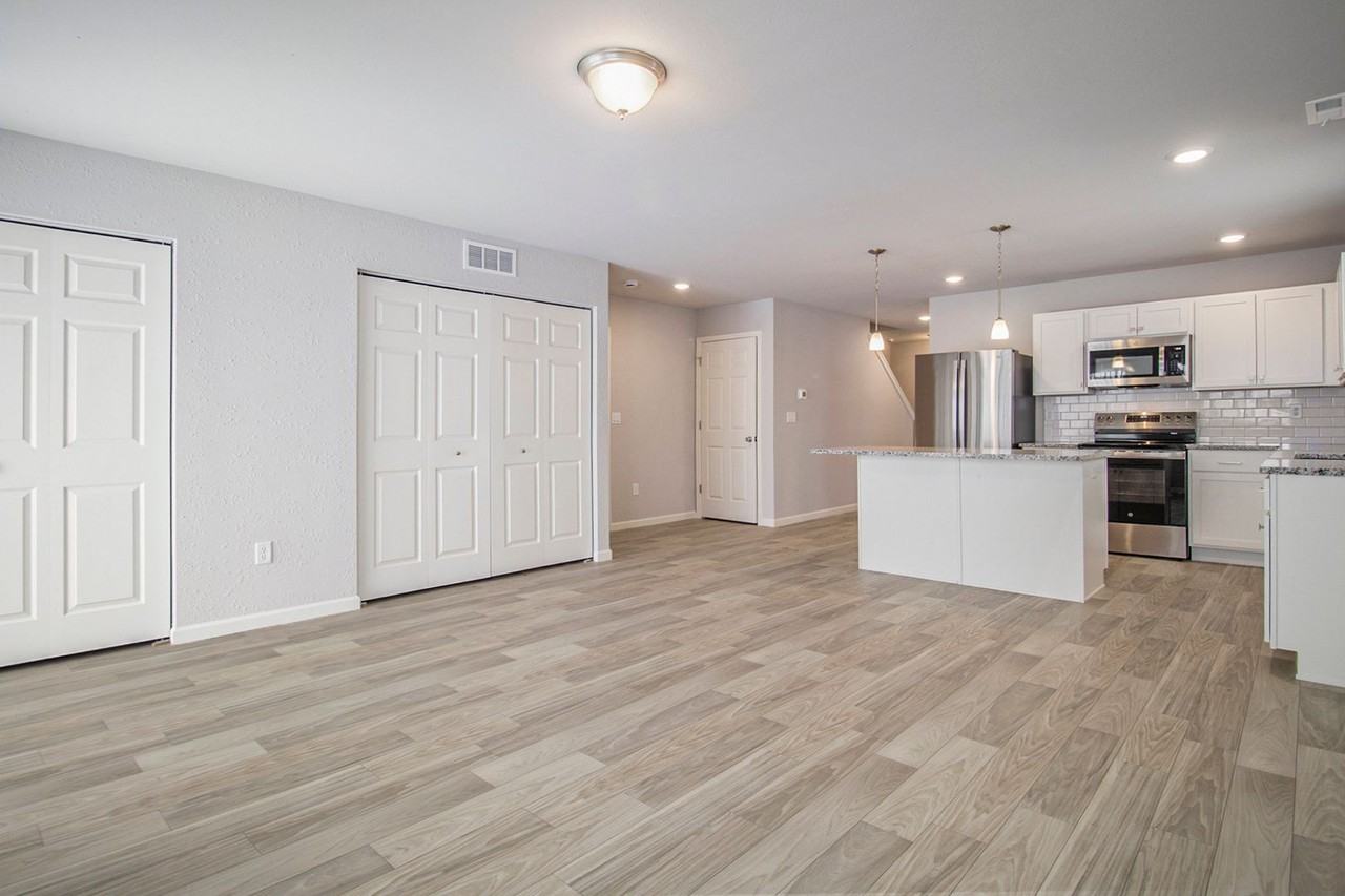 215 Creek Pointe Cir - Photo 3 of 24