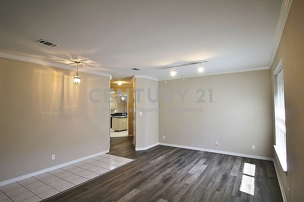 302 Stone Creek Dr - Photo 2 of 11