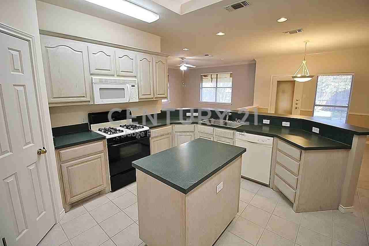 302 Stone Creek Dr - Photo 3 of 11