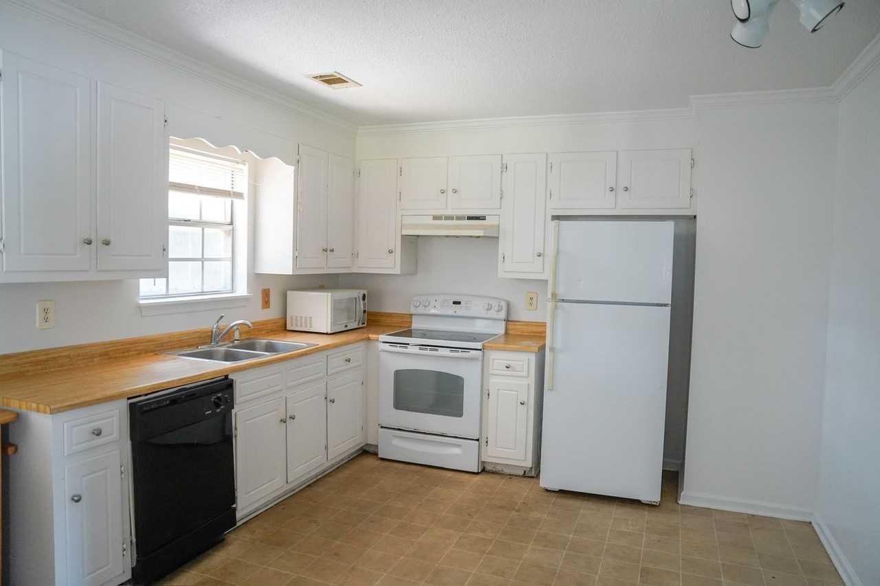 1311 Royal Oaks Ct - Photo 3 of 13