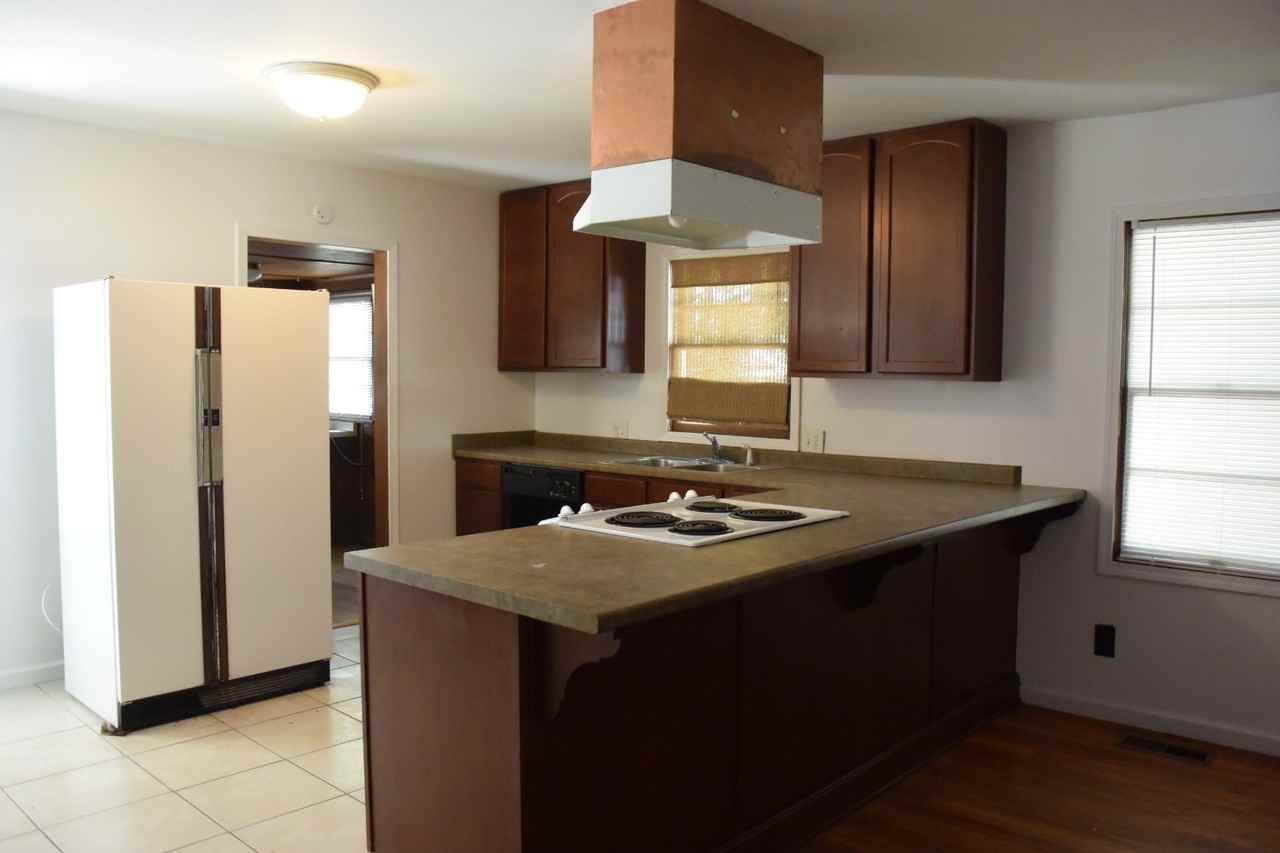 1602 23rd Ave E - Photo 2 of 5