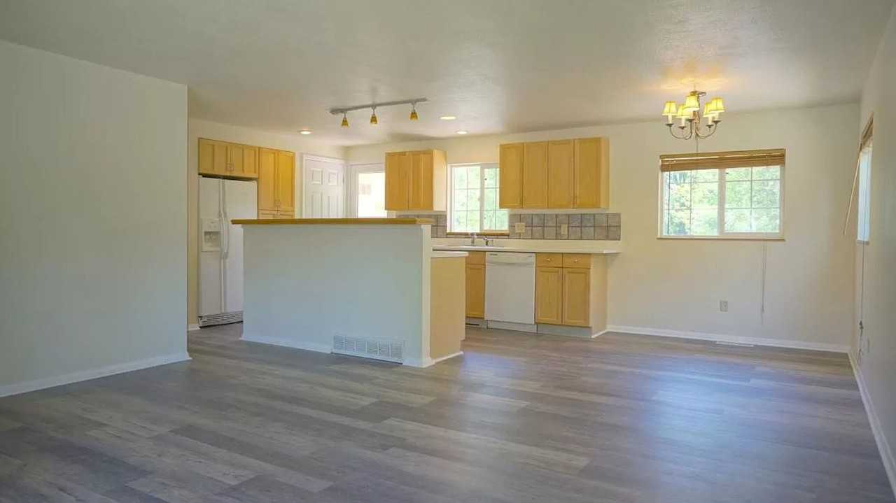 504 Sunset Dr - Photo 4 of 22