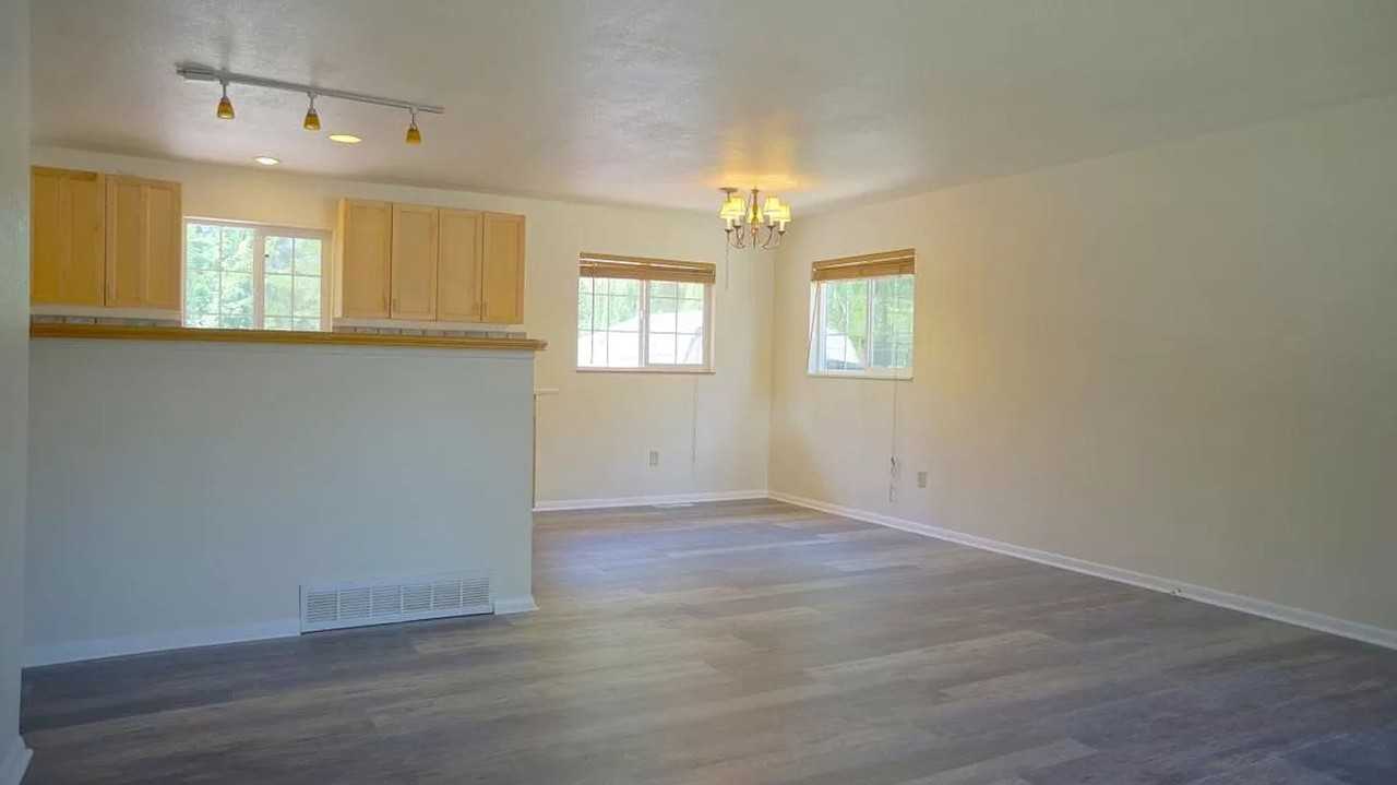 504 Sunset Dr - Photo 5 of 22
