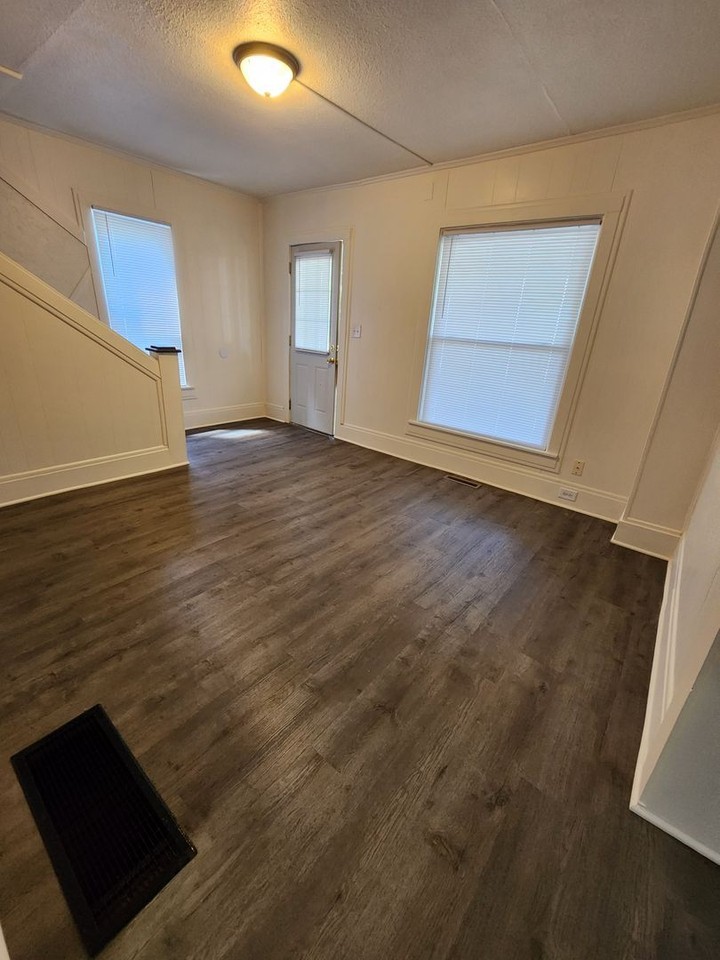 419 S Stewart Ave - Photo 3 of 16