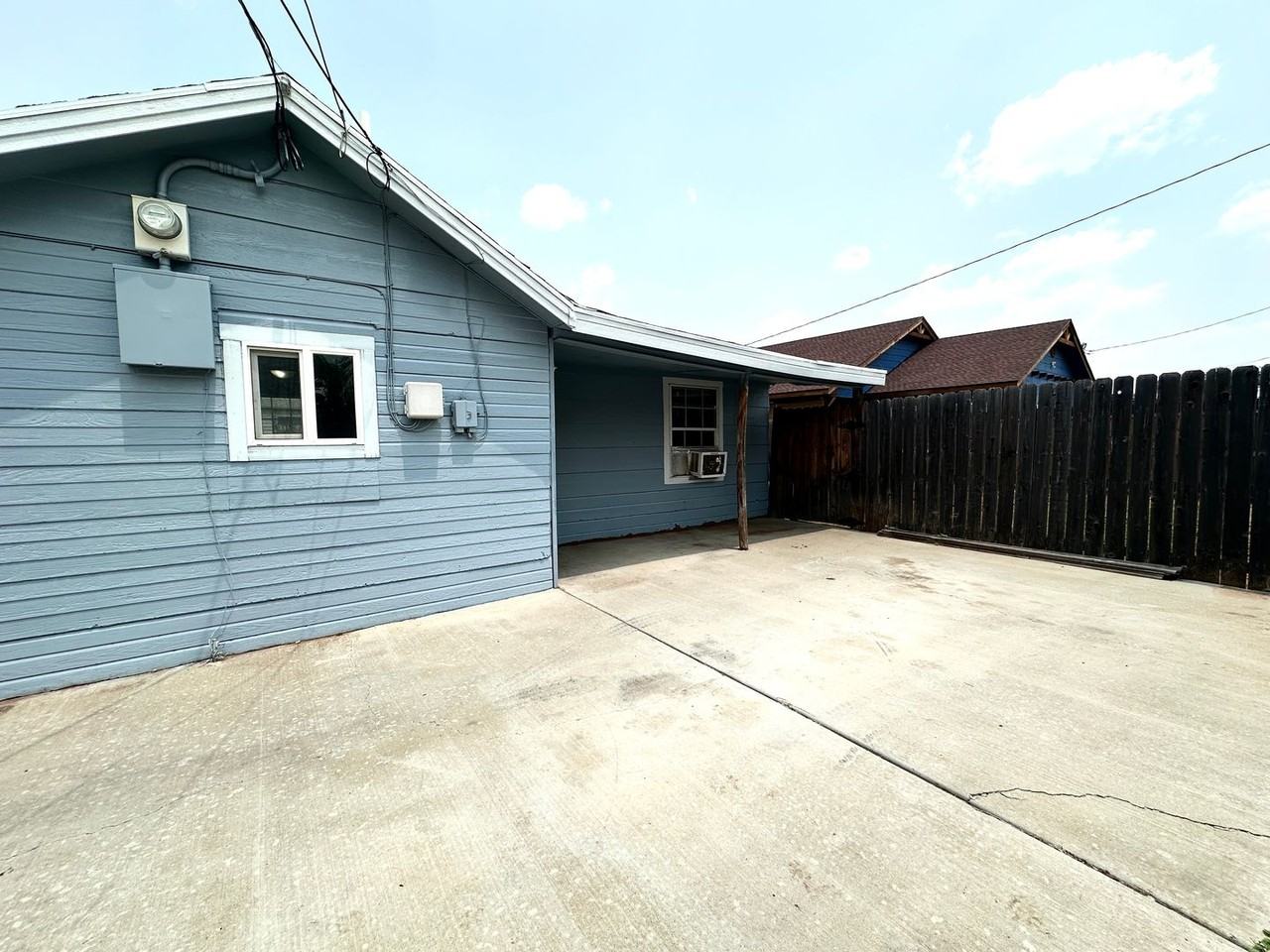 320 N Flint Ave - Photo 2 of 6