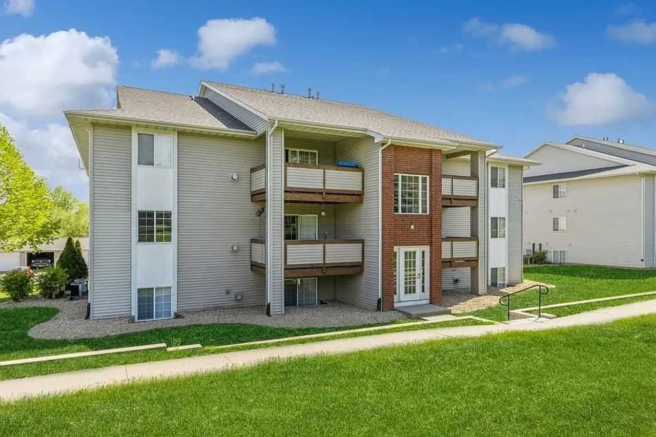 2446 Rushmore Dr - Photo 2 of 12