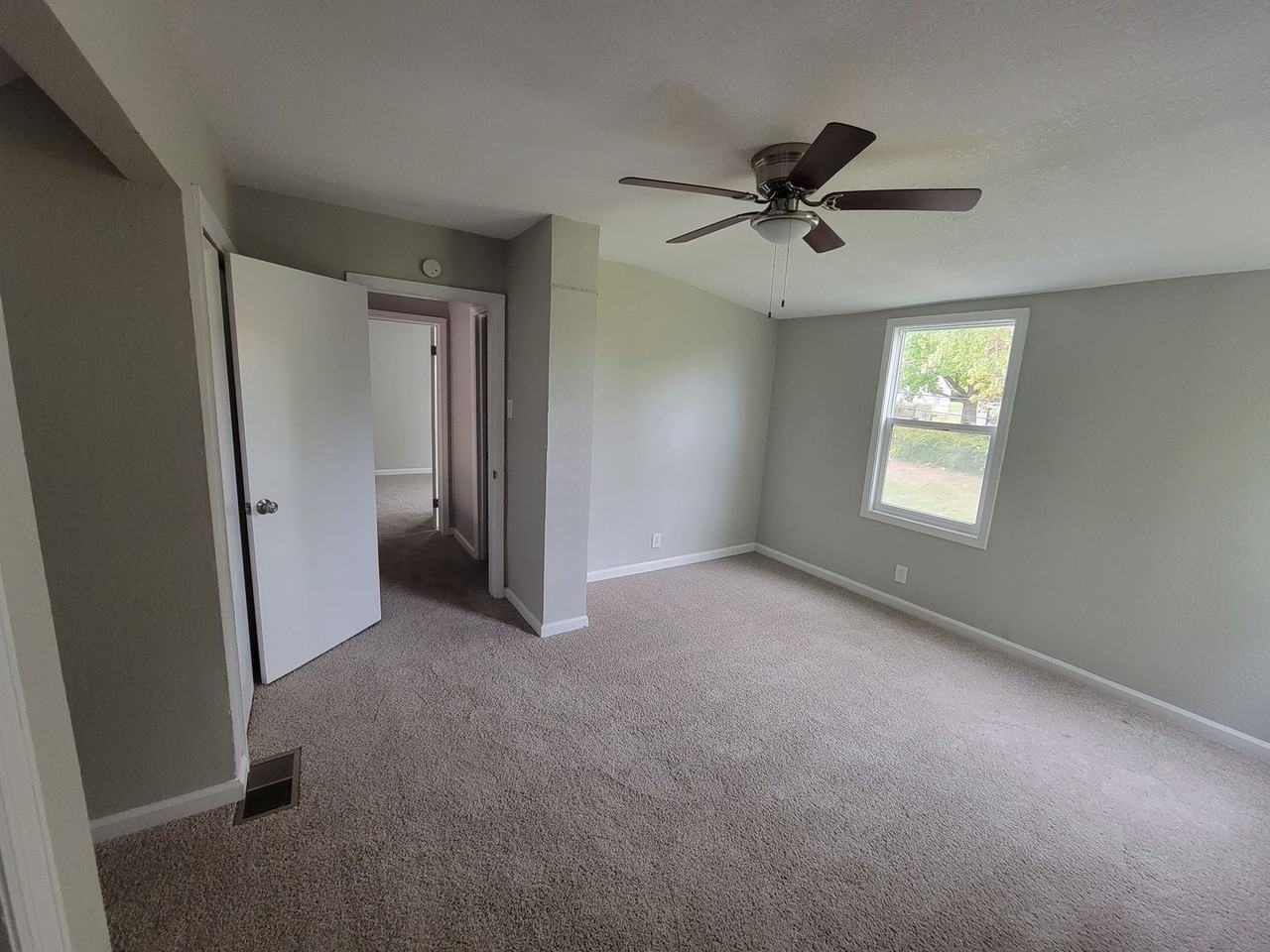 5039 Belmeade Rd - Photo 5 of 12