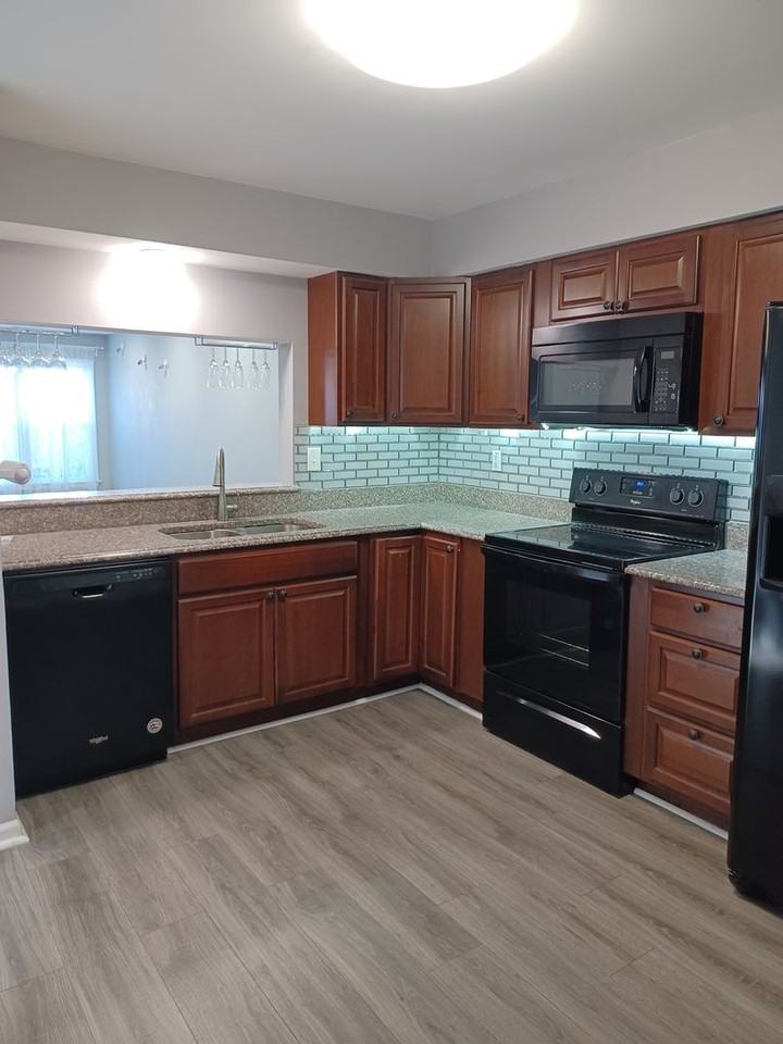 1332 Orillia Rd - Photo 2 of 18