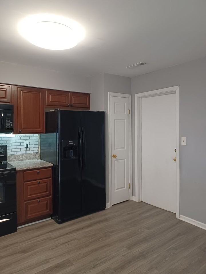 1332 Orillia Rd - Photo 4 of 18