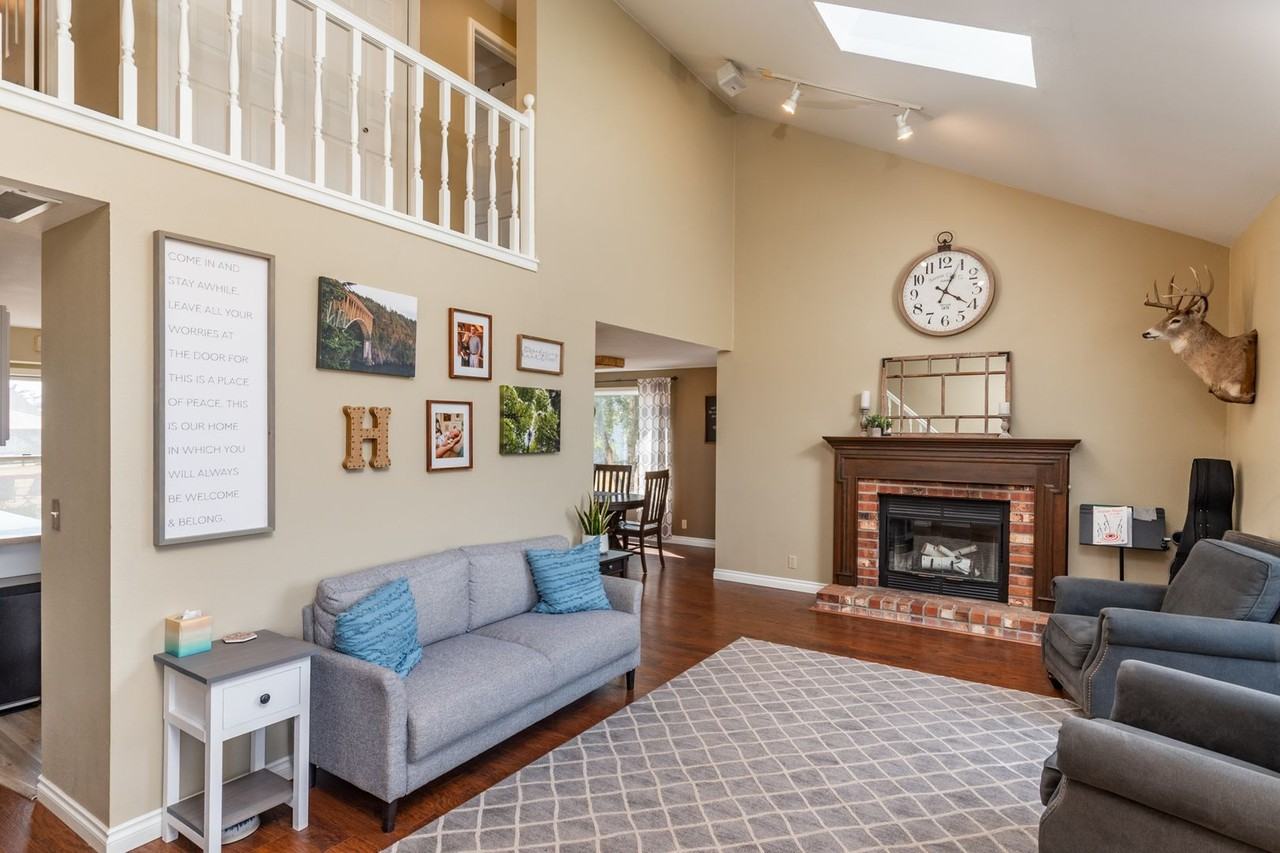 2515 Deseret Dr - Photo 3 of 46