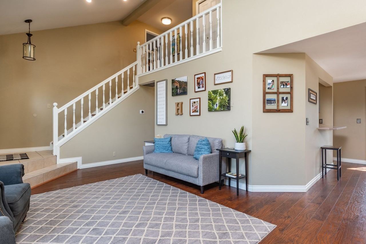 2515 Deseret Dr - Photo 4 of 46