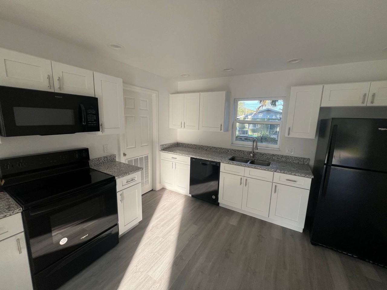 980 Waldon Ave - Photo 2 of 12