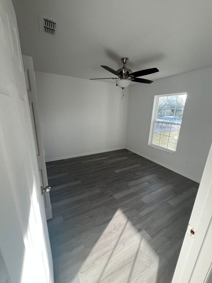 980 Waldon Ave - Photo 3 of 12