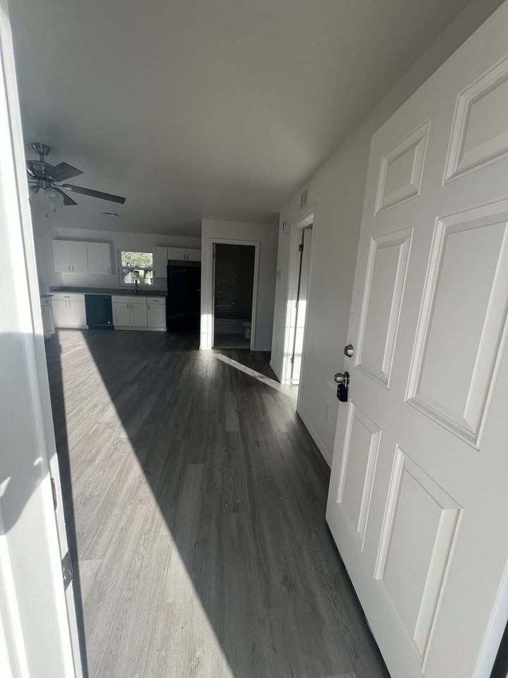 980 Waldon Ave - Photo 7 of 12