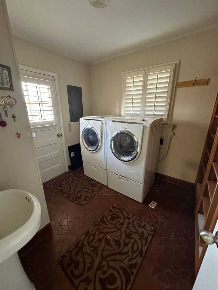 960 Perimeter Rd - Photo 5 of 7