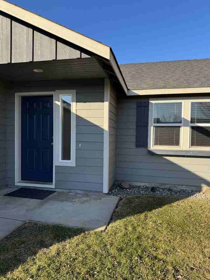 371 Bridgeport Ave - Photo 2 of 34