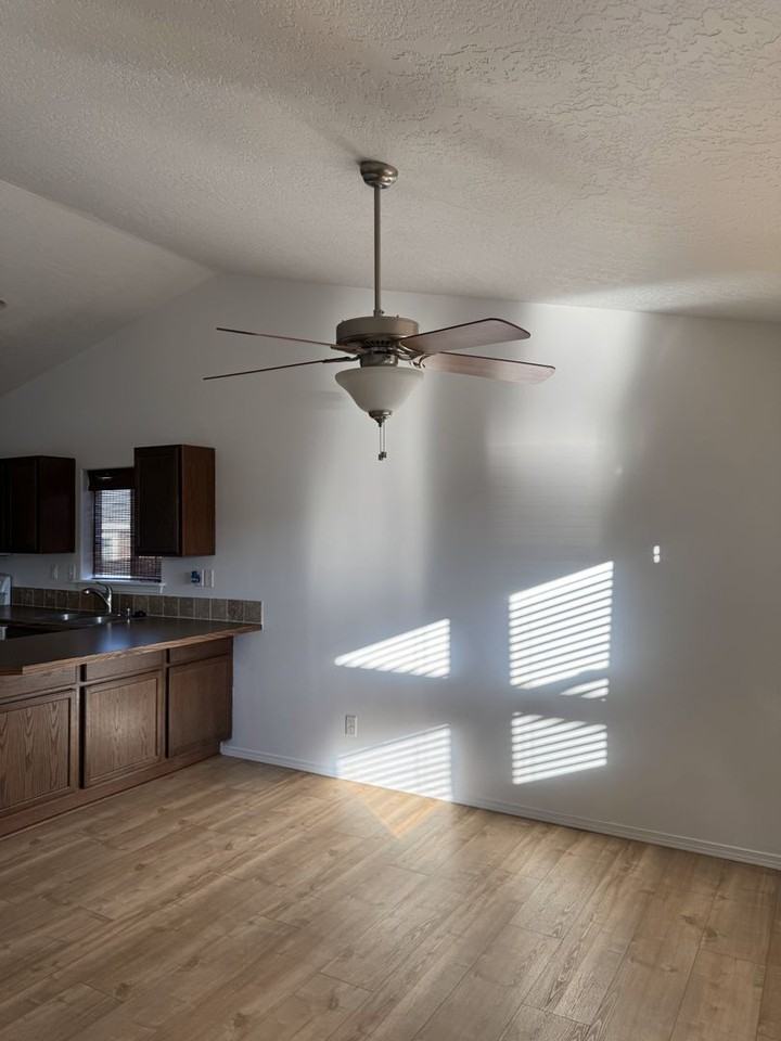 371 Bridgeport Ave - Photo 3 of 34