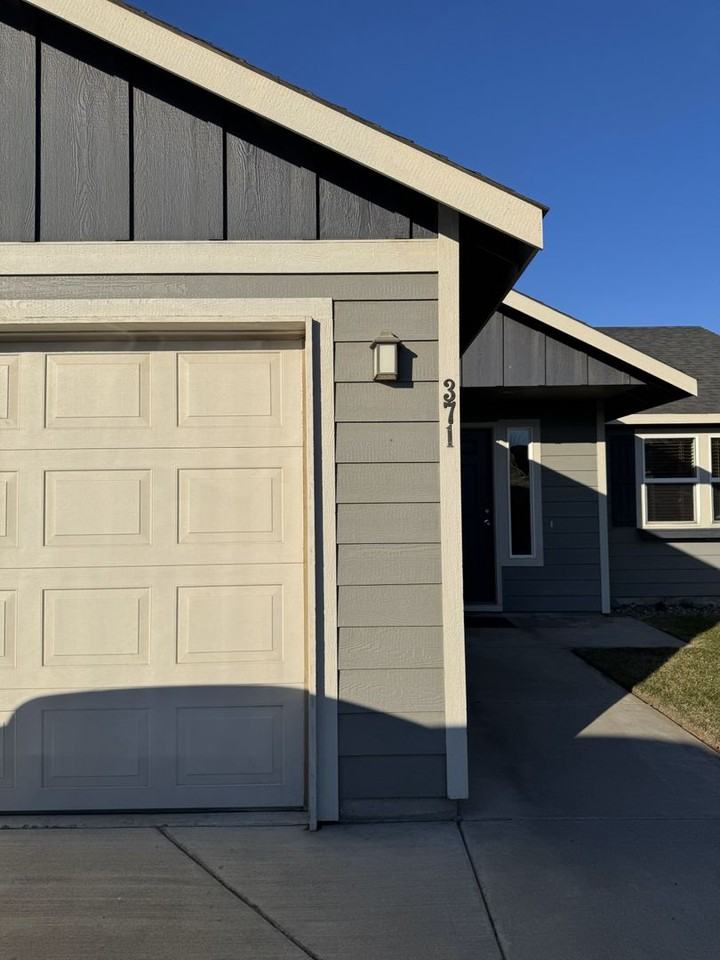 371 Bridgeport Ave - Photo 4 of 34