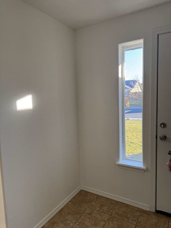 371 Bridgeport Ave - Photo 5 of 34