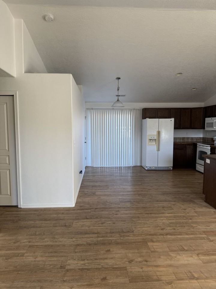 371 Bridgeport Ave - Photo 6 of 34