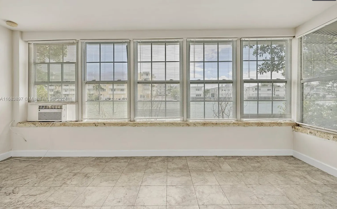 7885 Crespi Blvd - Photo 4 of 5