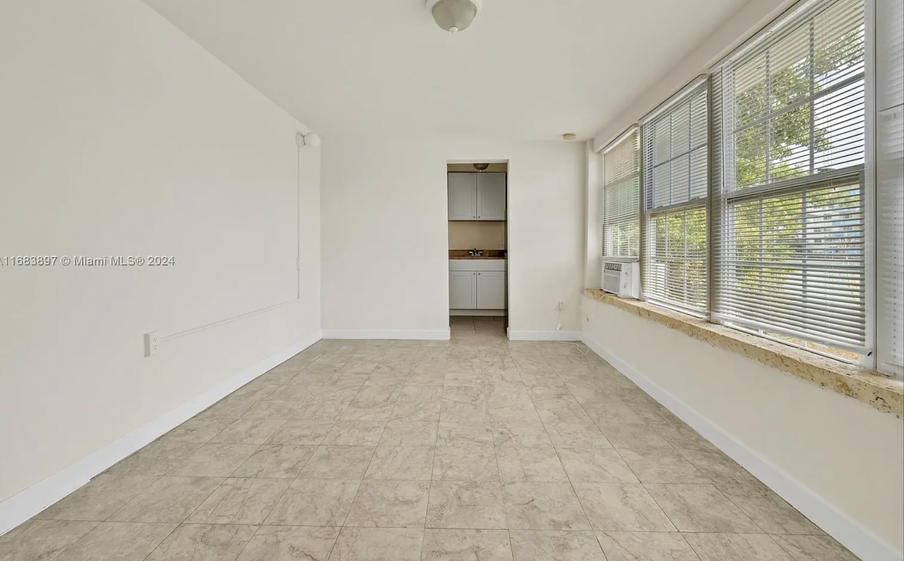 7885 Crespi Blvd - Photo 5 of 5