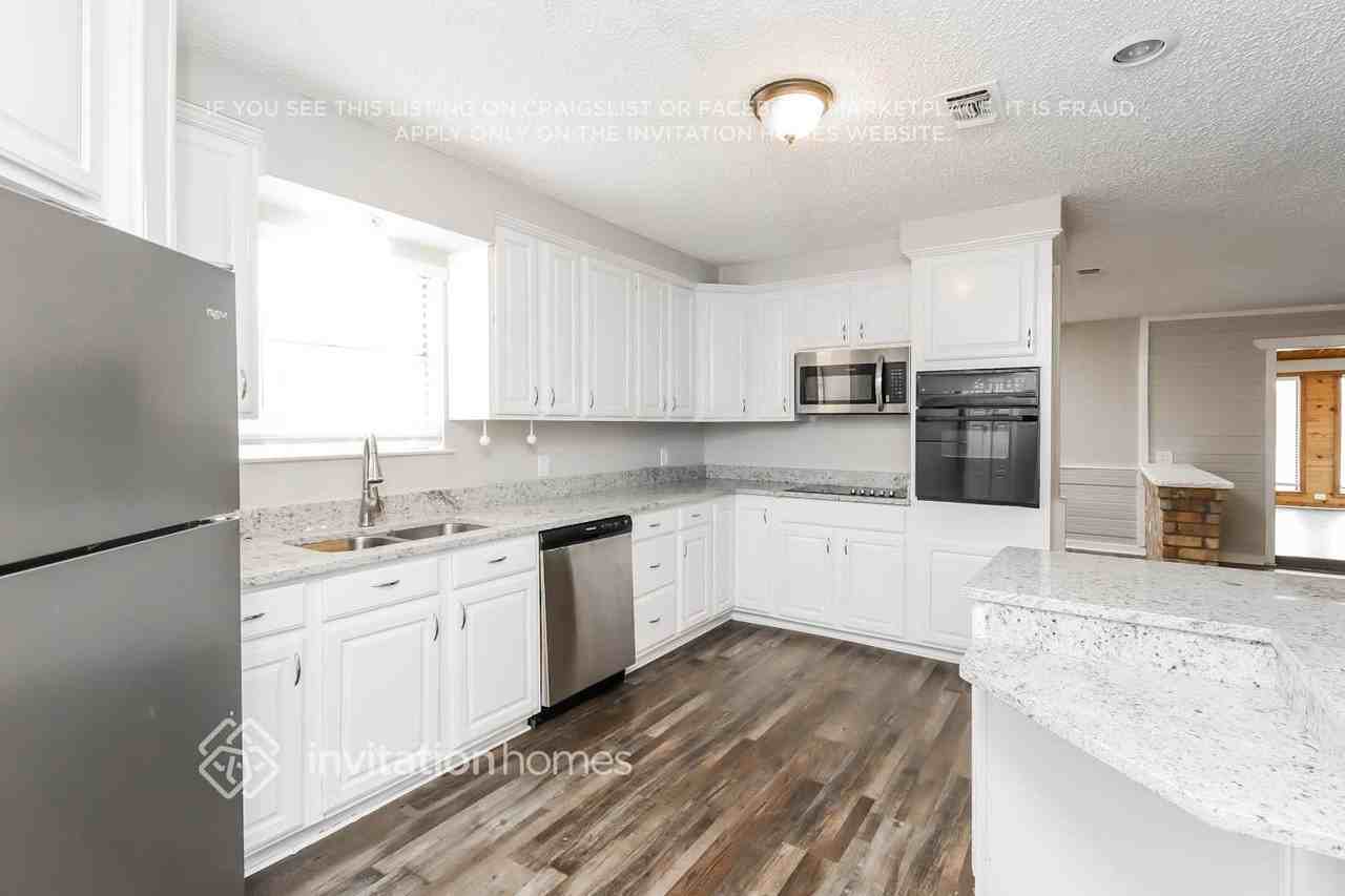 3212 Glenmont Dr - Photo 6 of 16