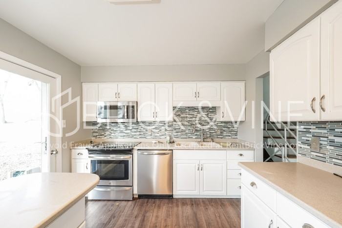 665 Garden Pkwy - Photo 3 of 18