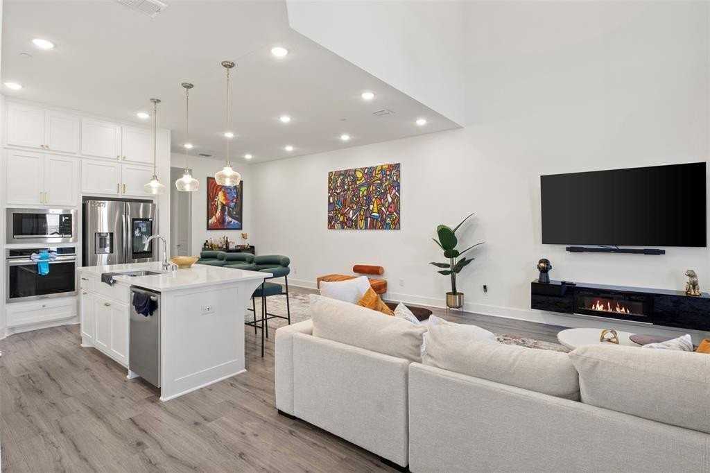 7917 Pine Island Way - Photo 3 of 19