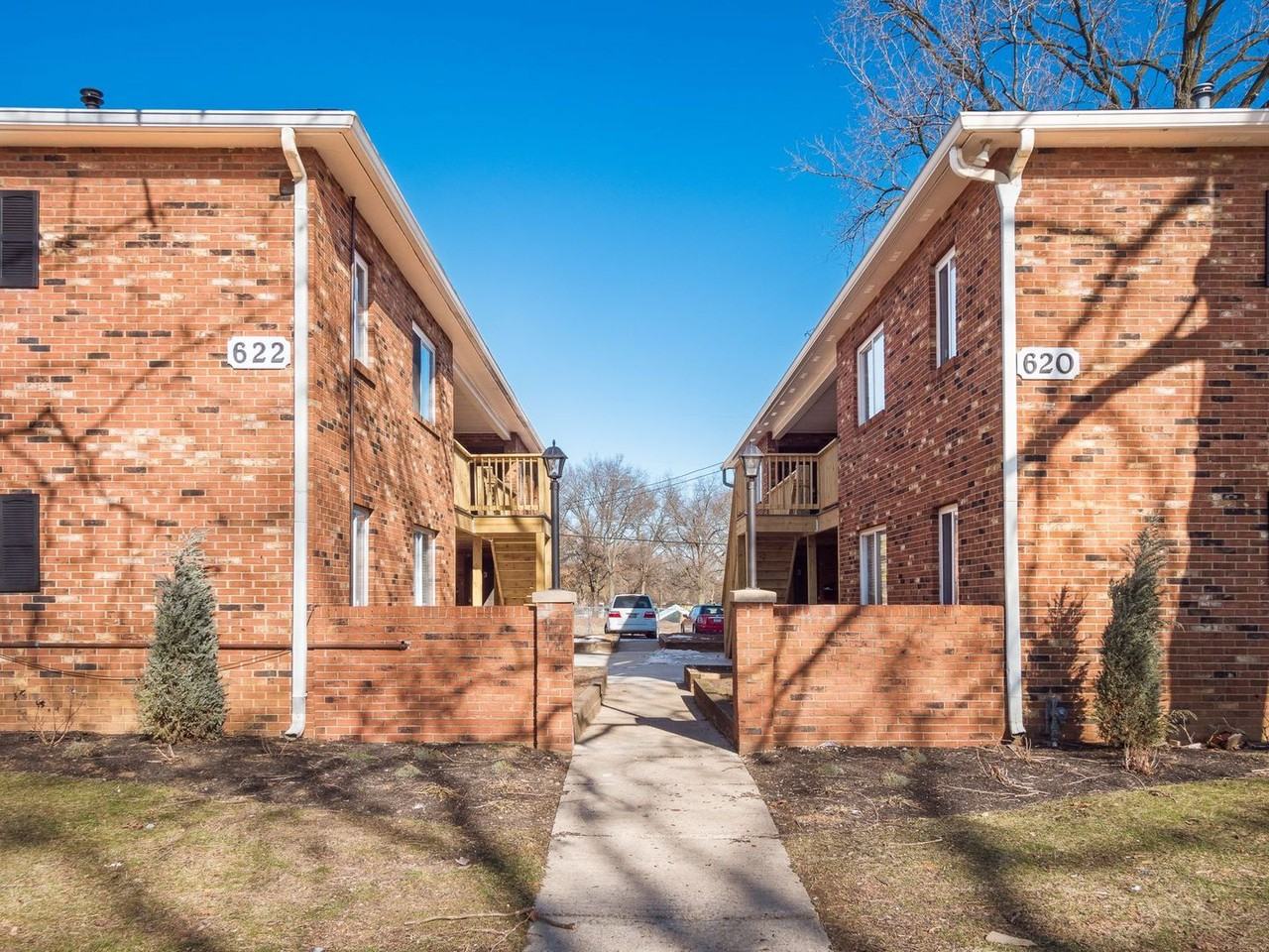 620-622 Riverview Drive - Photo 2 of 26