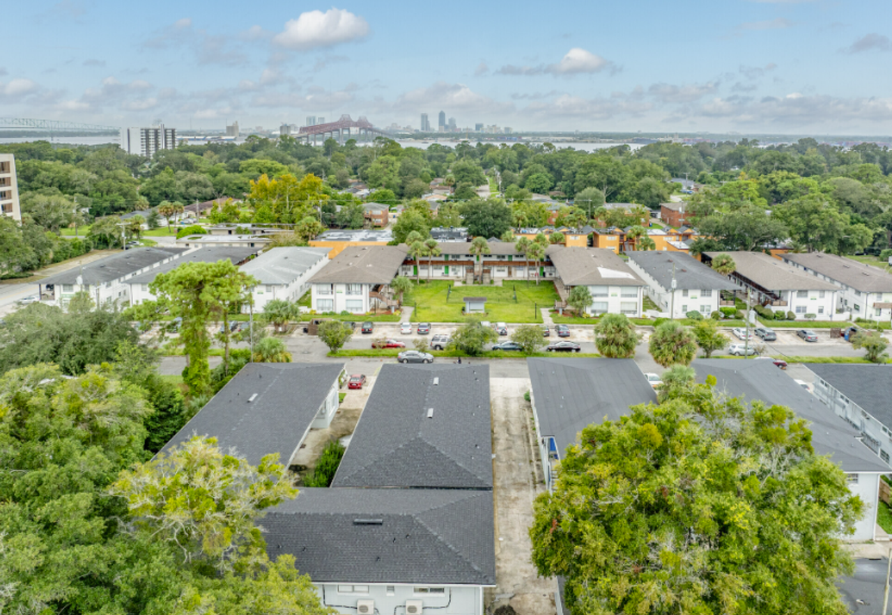 **Caliente Apartments: Arlington's Hot Spot** - Photo 3 of 17