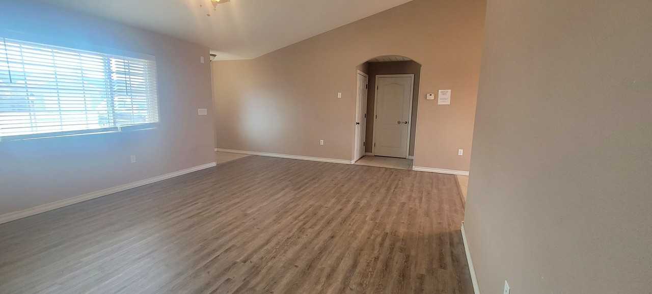 3008 Elizabeth Ct - Photo 3 of 14