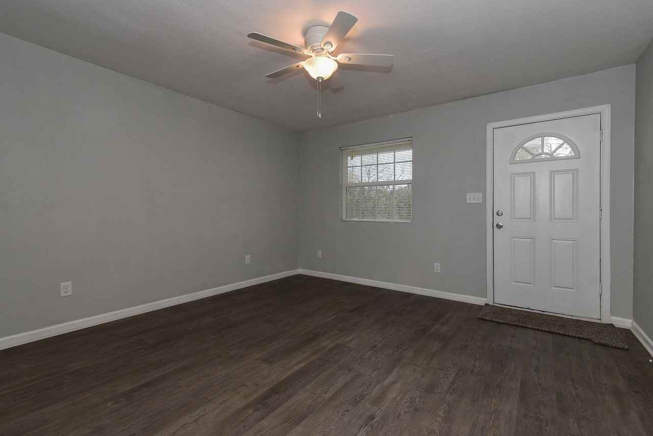 496 Loraine Cir - Photo 4 of 37