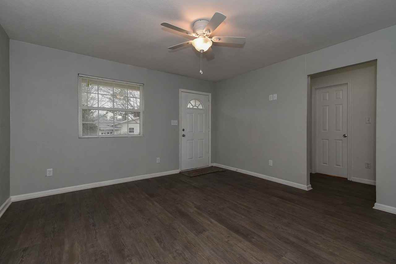 496 Loraine Cir - Photo 5 of 37