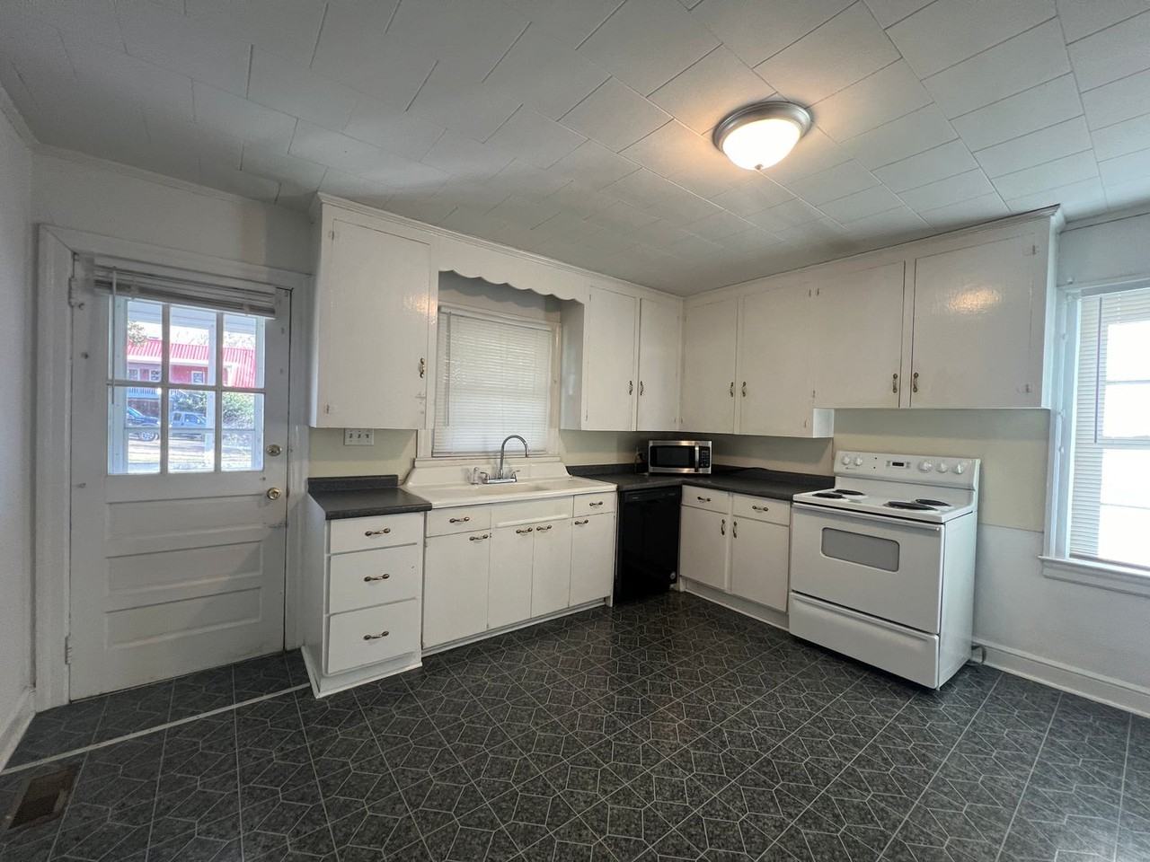 111 Hilltop St - Photo 3 of 10