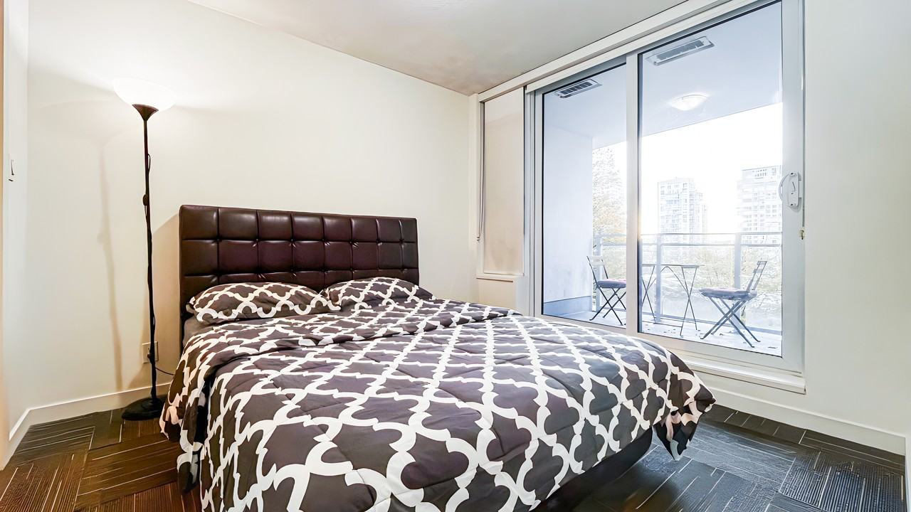 1009 Harwood Street - Photo 10