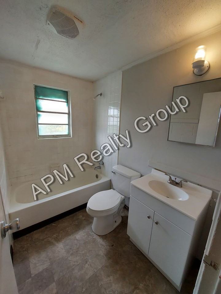2718 Howell Ct Apt B - Photo 2 of 7