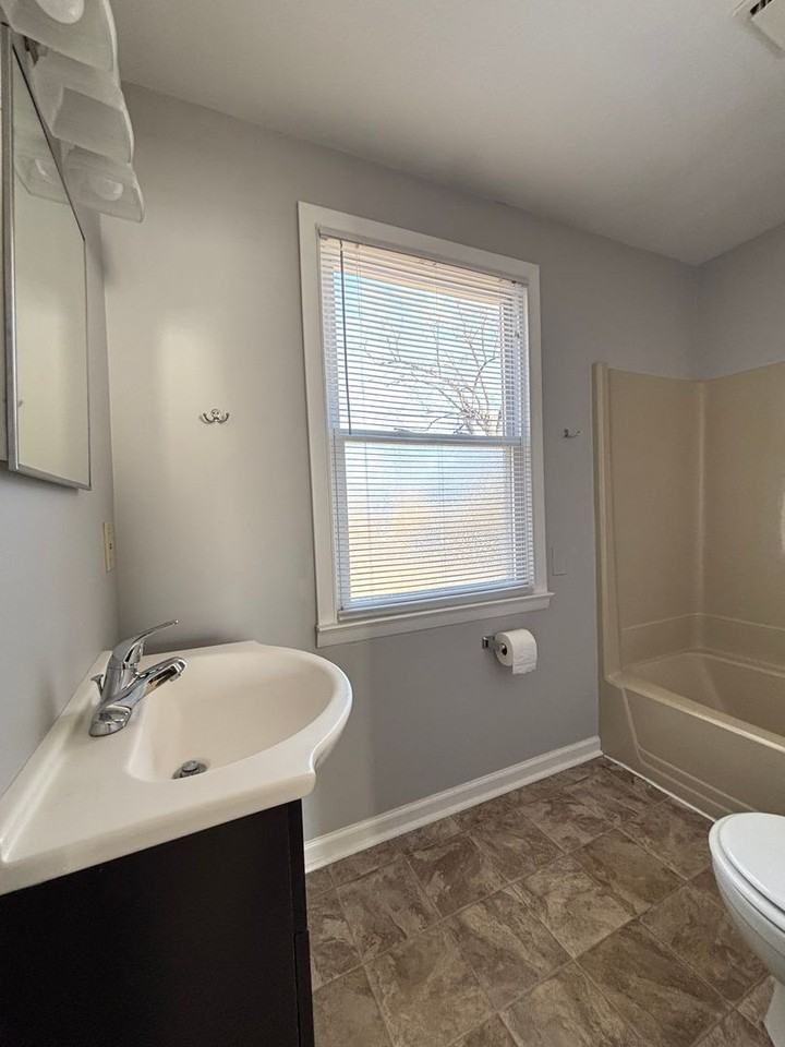 216 Amherst Dr - Photo 3 of 9