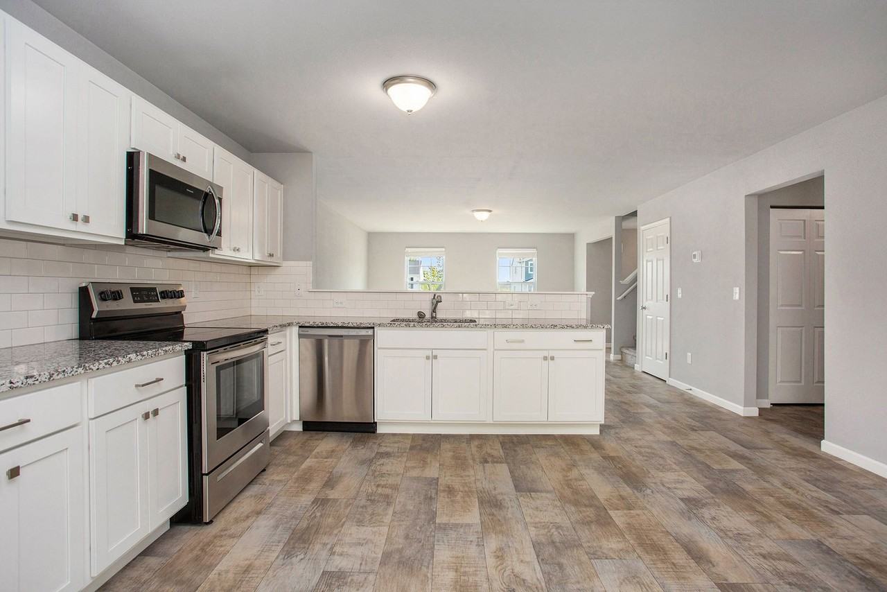 1105 Solomon Ct - Photo 2 of 17