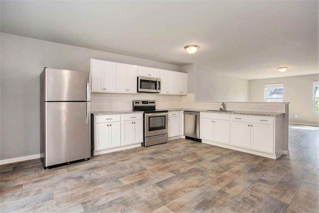 1105 Solomon Ct - Photo 3 of 17