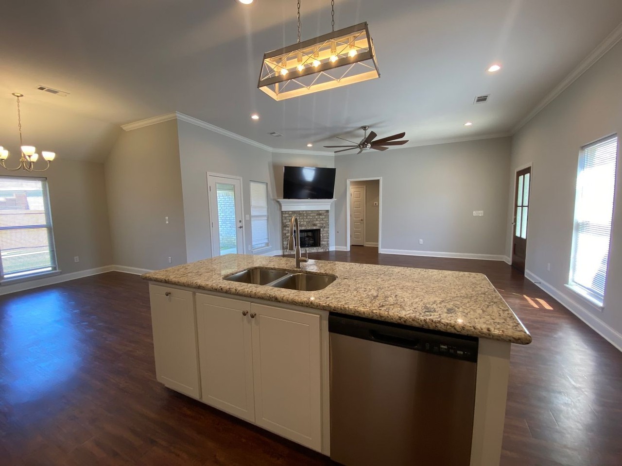 562 Westfield Dr - Photo 5 of 17
