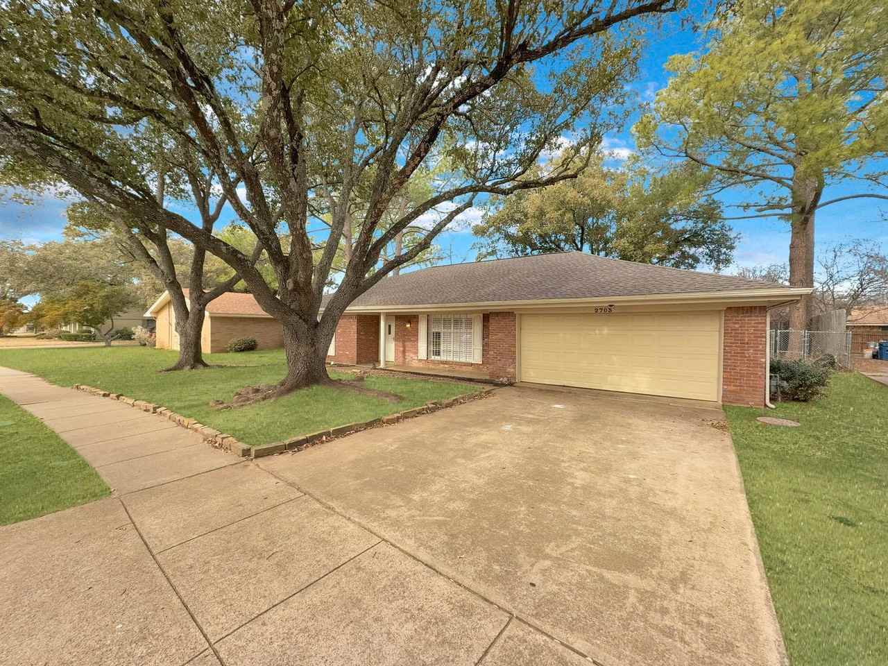 2703 Peachtree Ln - Photo 2 of 22